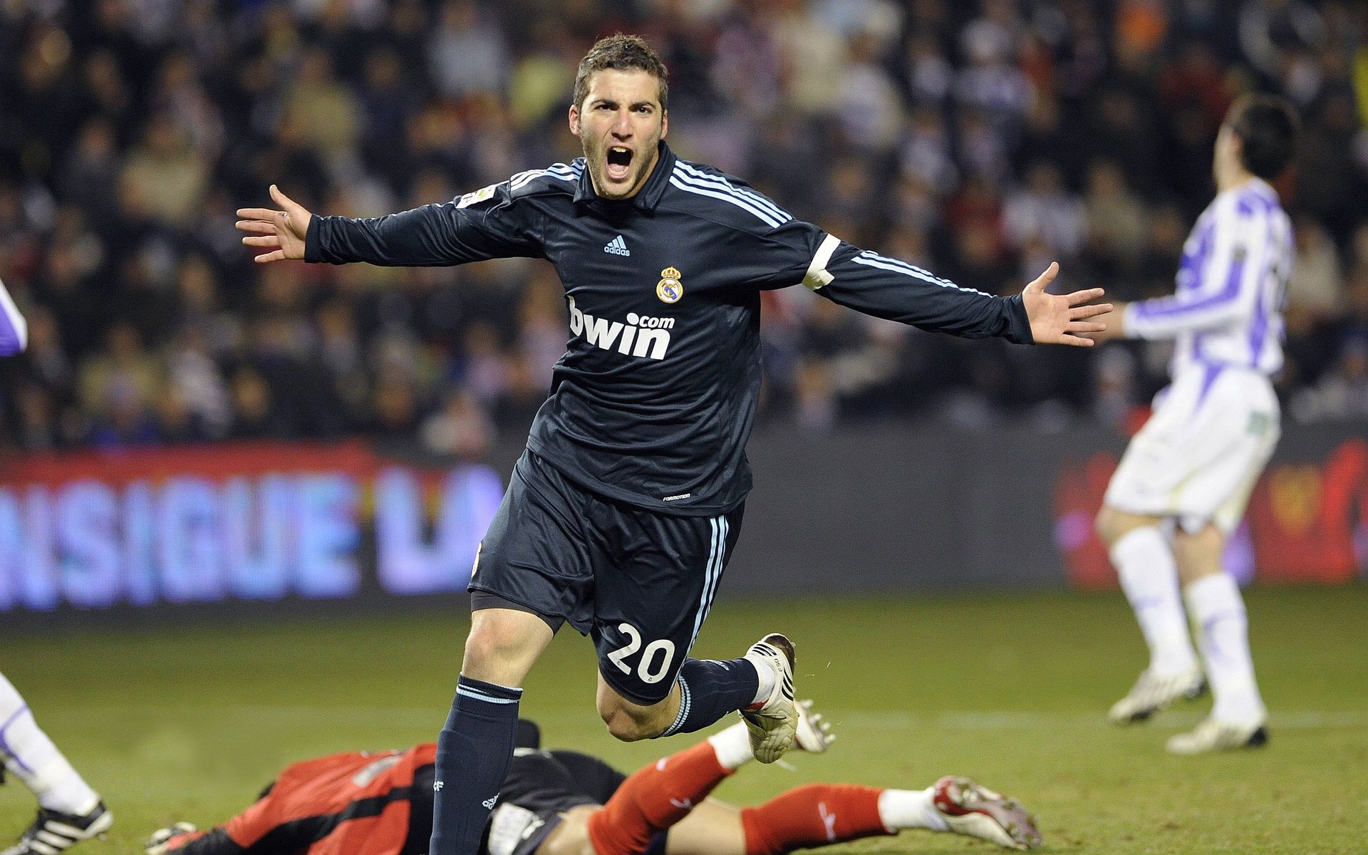 黄喜灿一锤定音，智利国家队友谊赛完胜国际米兰的战术启示